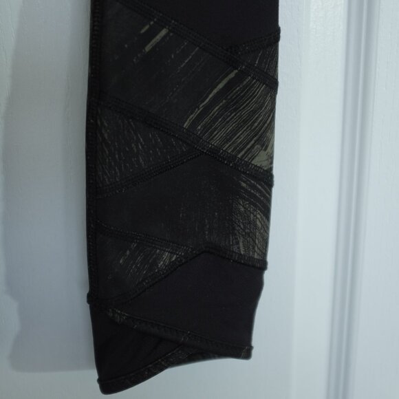 Lululemon Fresh Mesh Run Crop Wind Chill Fatigue Green Black Black capri - Picture 3 of 13